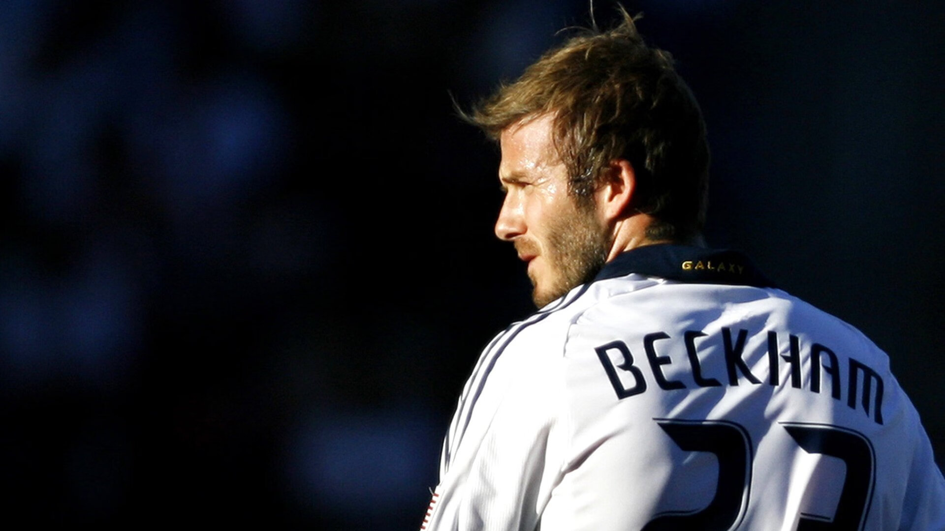 爱德华兹赛后谦逊发言登热搜，本菲卡横扫AC米兰引发热议